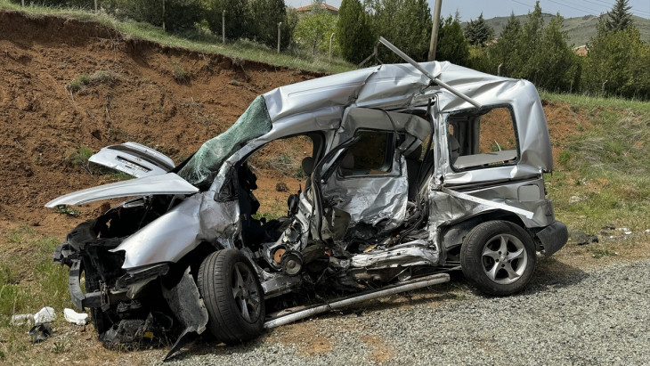 Ambulans İle Hafif Ticari Aracın Çarpıştığı Kazada, 6 Kişi Yaralandı