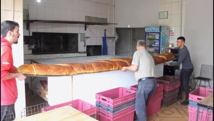 Bir Fırıncı 3 Metre 80 Santimetre Uzunluğunda Ekmek Üretti