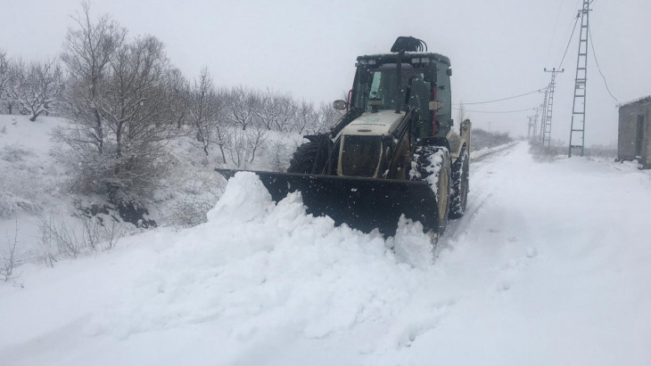 Doğanşehir Belediyesi karla mücadeleye devam ediyor