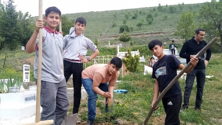 Doğanşehir'de mezarlıkta bakım ve ağaçlandırma çalışması yapıldı