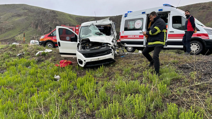 Hafif Ticari Araç İle Minibüs Çarpıştı 2 Kişi Öldü 5 Kişi Yaralandı