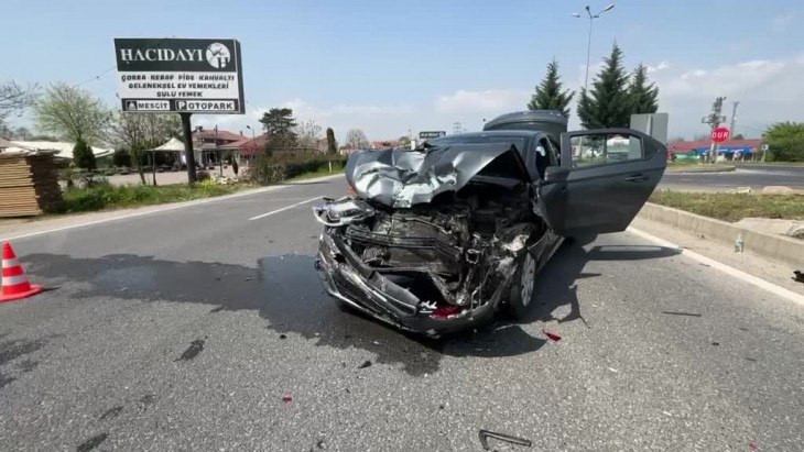 Hafif ticari araç ile otomobilin çarpıştığı kazada 2 kişi yaralandı