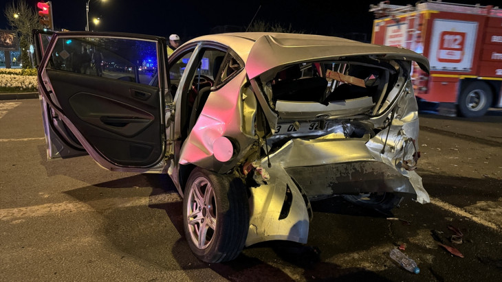 İki aracın karıştığı kazada 6 kişi yaralandı