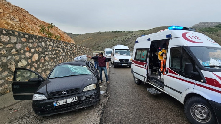 İstinat Duvarına Çarpan Otomobildeki 4 Kişi Yaralandı