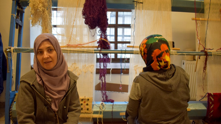 Malatya'da kadınlar halı dokuyarak 'hayata dokunuyor'