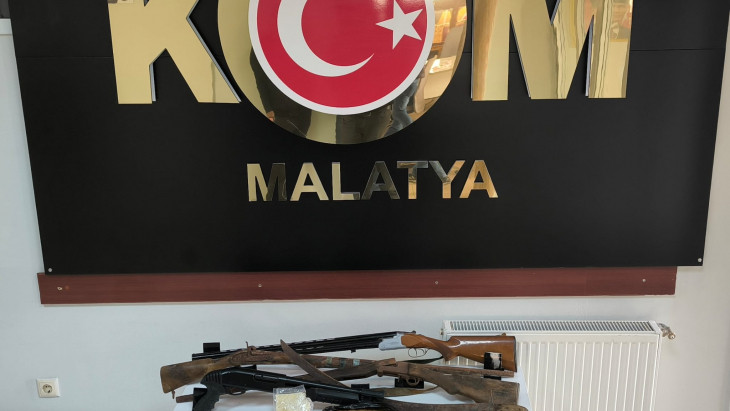 Malatya'da silah ve uyuşturucu ele geçirildi