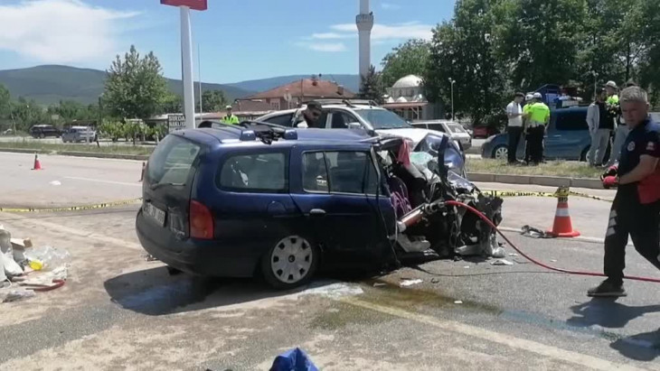 Otomobil Kamyonla Çarpıştı 1 Kişi Öldü 1 Kişi Yaralandı