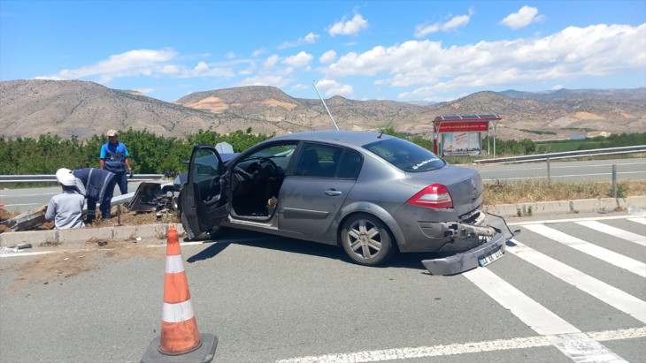 Refüje Çarpan Otomobildeki 5 Kişi Yaralandı