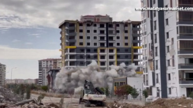 Malatya'da ağır hasarlı 13 katlı bina patlayıcı kullanılarak yıkıldı