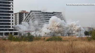 Malatya'da ağır hasarlı 14 katlı bina patlayıcı kullanılarak yıkıldı