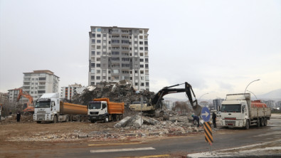Şehir merkezinde ağır hasarlı yapıların yıkımında sona gelindi