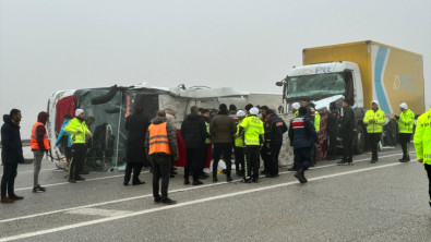 Yolcu otobüsünün devrilmesi sonucu 4 kişi öldü, 36 kişi yaralandı